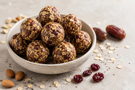 Selbstgemachte Energy Balls mit Haferflocken, Datteln und Cranberries in Keramikschale