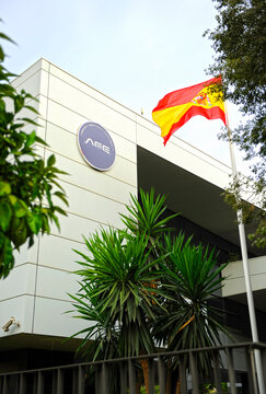 Agencia Espacial Espa&ntilde;ola AEE del Ministerio de Ciencia, Innovaci&oacute;n y Universidades. Edificio Crea. Barrio de San Jer&oacute;nimo en Sevilla, Andaluc&iacute;a, Espa&ntilde;a. Bandera de Espa&ntilde;a al viento