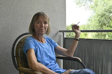 seniorin sitzt auf balkon © lotharnahler