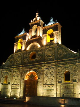 Catedral de San Pedro de Riobamba iluminada de noche