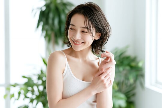 明るい光の中で微笑む濡れ髪の女性ナチュラルビューティー