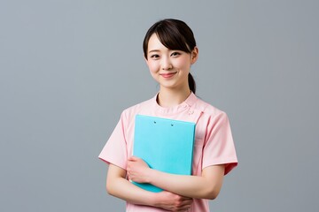 Obraz premium 医療スタッフの笑顔が印象的な女性看護師がバインダー持つ