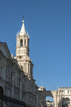 tas de la Torre de la Bas&iacute;lica Catedral de la ciudad Blanca de Arequipa y de fondo la cima del imponente Volc&aacute;n Misti