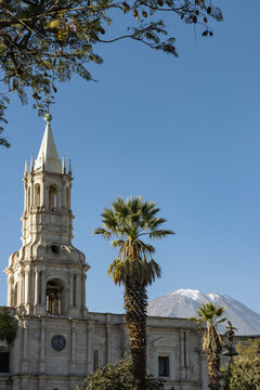 tas de la Torre de la Bas&iacute;lica Catedral de la ciudad Blanca de Arequipa y de fondo la cima del imponente Volc&aacute;n Misti