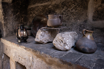 Utensilios y accesorios de una antigua cocina rustica, hecha con piedra, roca y arcilla © Juan Lino