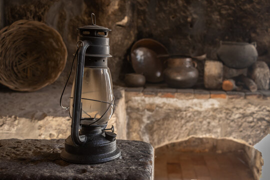 Utensilios y accesorios de una antigua cocina rustica, hecha con piedra, roca y arcilla