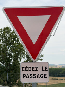 French Give Way road sign