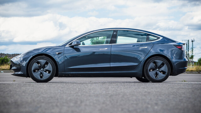 Tesla Model 3 Elektro Limousine in Seitenansicht im Freien