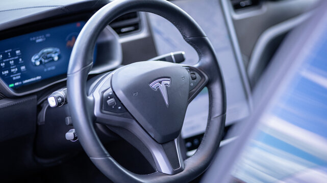Tesla Model S Lenkrad und digitales Cockpit