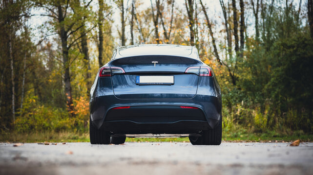 Tesla Model S Elektro Limousine von hinten im Freien