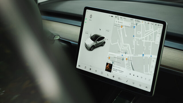 Tesla Model Y digitales Display im Innenraum