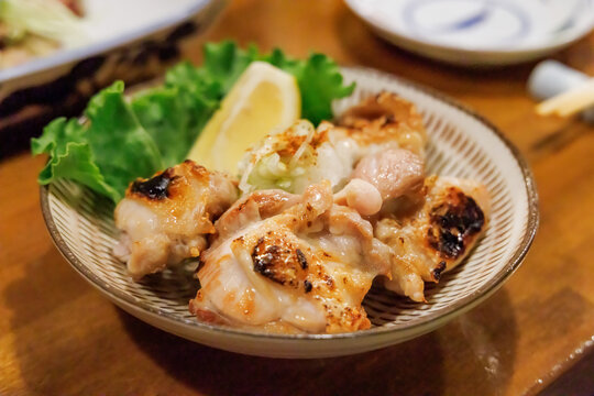 居酒屋の定番メニュー・香ばしく焼き上げられた地鶏の炭火焼き