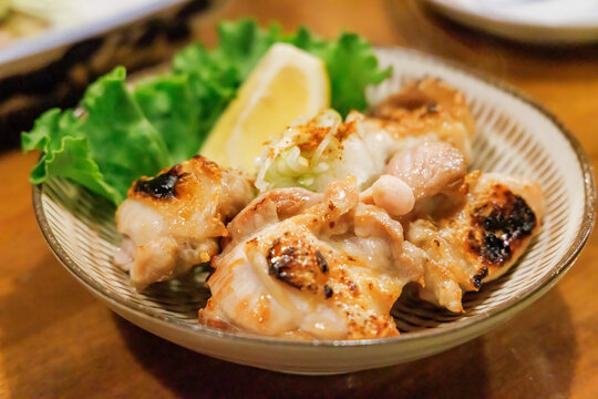 居酒屋の定番メニュー・香ばしく焼き上げられた地鶏の炭火焼き
