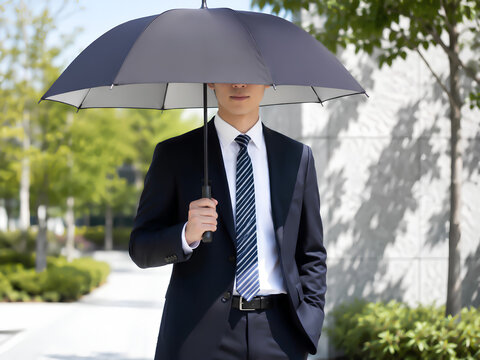 日傘をさす男性