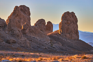 Naklejka premium Trona Pinnacles Rock Formations at Golden Hour in California Desert Landscape