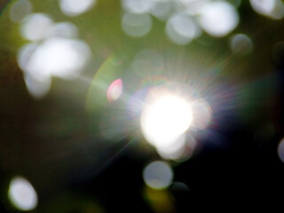 Obraz premium Abstract blue bokeh background with bright lens flare