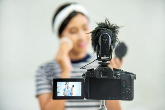 Trendy female vlogger showing how to use cosmetics products live via social media. Beauty blogger video production for female fashion blog online cosmetic adviser record woman lifestyle tutorial