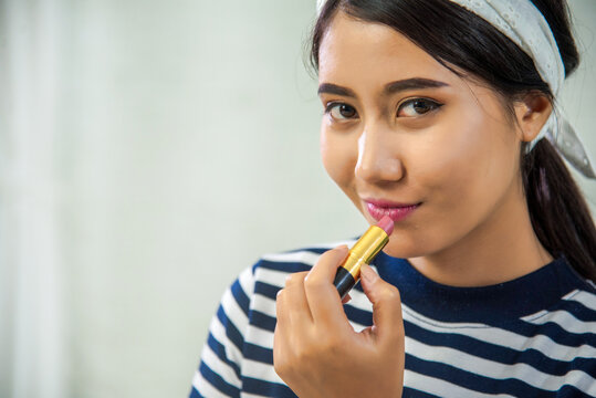 Beauty blogger video production for female fashion blog online cosmetic adviser record woman lifestyle tutorial. . Trendy female vlogger showing how to use cosmetics products live via social media
