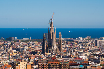 Obraz premium Elevated View of Barcelona City With Famous Sagrada Familia Church and Mediterranean Sea in the Horizon