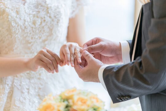 結婚式で永遠の愛を誓い合う新郎新婦の感動的な指輪交換シーン
