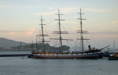 Obraz premium Historic sailing ship Balclutha moored in San Francisco Bay at dusk