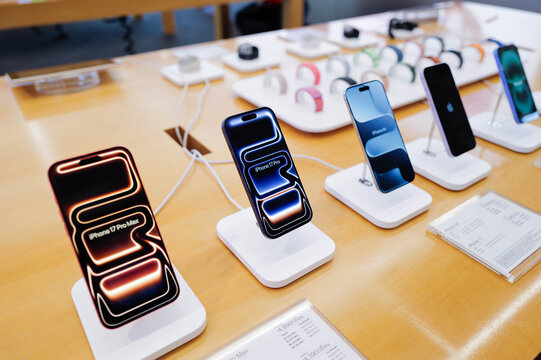 iPhone 17 Series. Comparing and testing the new iPhone 17 as well as iPhone 17 Pro max, Pro, Air and iPhone 17 in a Store.
