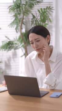 困る女性