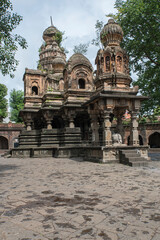Obraz premium Sangam Mahuli, Sri Kashi Vishweshwar Temple, Dakshin Kashi, Maratha and Hemadpanthi architecture, Set at the confluence of the Krishna and Venna rivers, 18th century temple, Satara, Maharashtra, India