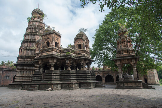 Sangam Mahuli, Sri Kashi Vishweshwar Temple, Dakshin Kashi, Maratha and Hemadpanthi architecture, Set at the confluence of the Krishna and Venna rivers, 18th century temple, Satara, Maharashtra, India