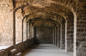 Obraz premium Rhythmic Stone Arcades Creating Historic Architectural Perspective