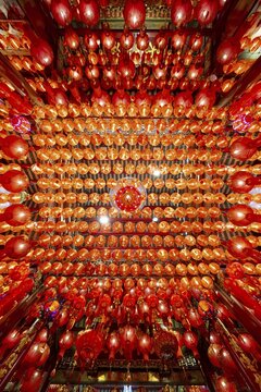 Traditional Chinese lanterns, numerous lanterns hanging from the ceiling, Wat Mangkon Kamalawat, Yaowarat Road, Chinatown, Bangkok, Thailand