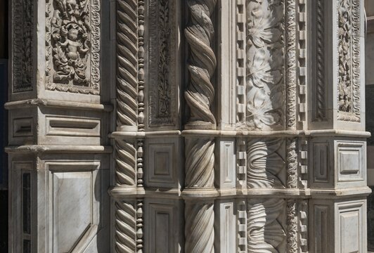 Detailed marbled columns and ornaments, decorative floral reliefs and textures, marble, fa&ccedil;ade, Santa Maria del Fiore Cathedral, Duomo by Filippo Brunelleschi, UNESCO World Heritage Site, Old Town, Florence, Tuscany, Italy