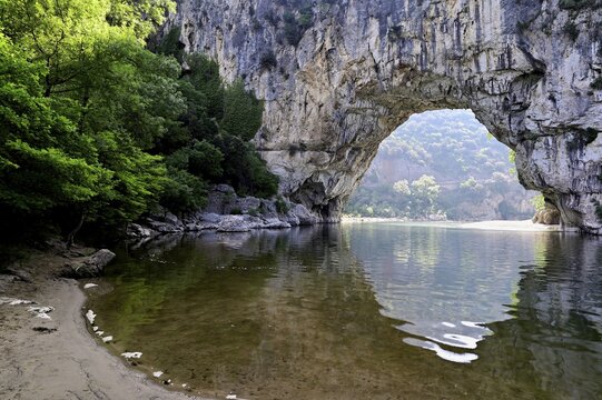 Ard&egrave;che river, above it the Pont d'Arc rock gate, Ard&egrave;che Gorge, Gorges de l'Ard&egrave;che, Vallon-Pont-d'Arc, Rh&ocirc;ne-Alpes, France