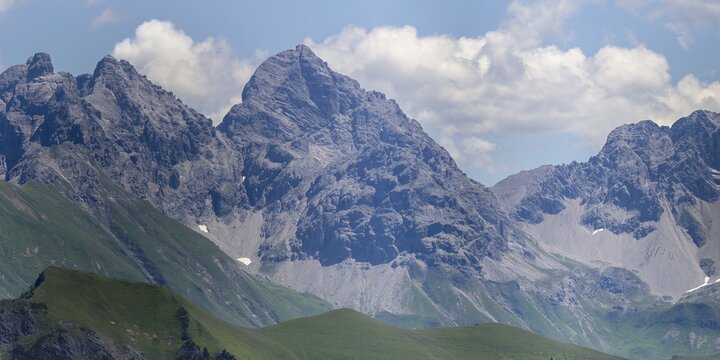 Mountain panorama of Marchspitze, 2614 m, Gro&szlig;er Krottenkopf, 2657 m, Kleiner Krottenkopf, 2553 m, Heilbronner Kopf, 2425 m, and first peaks of the Hornbach range, Allg&auml;u, Bavaria, Germany