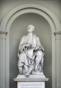 Sculpture depicting Filippo Brunelleschi, famous Renaissance architect and builder of the cathedral in Florence, created by Luigi Pampaloni, old town, Florence, Tuscany, Italy