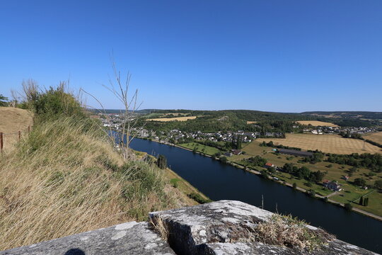 La rivi&egrave;re la Meuse, canal de l'Est, ville de Givet, d&eacute;partement des Ardennes, France