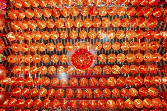 Traditional Chinese lanterns, numerous lanterns hanging from the ceiling, Wat Mangkon Kamalawat, Yaowarat Road, Chinatown, Bangkok, Thailand