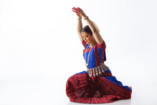 Odissi dancer performing pushpanjali mudra