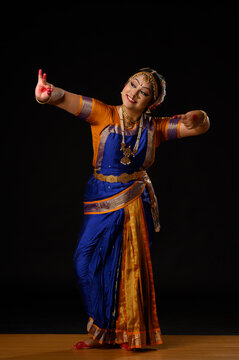 Kuchipudi dancer pointing Soochi towards Kartarimukha