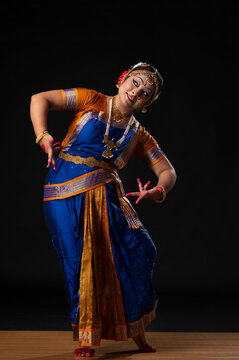 Kuchipudi dancer in Alapadmam mudra 