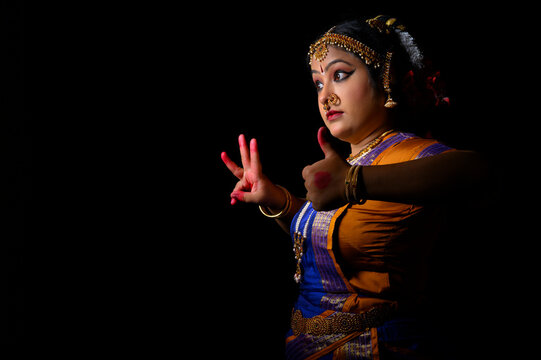 Kuchipudi dancer making a Trishool in her performance