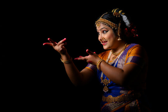 Kuchipudi dancer in Alapadma mudra