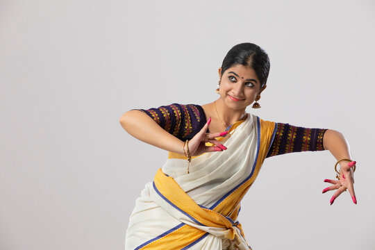 Classical dancer combining Hamsasya and Ardhachandra mudras