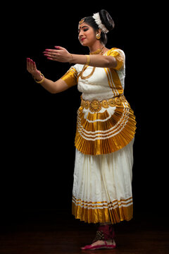Mohiniattam dancer dancer in Hamsapaksha mudra