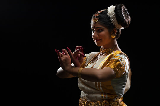 Mohiniattam dancer depicting a prepared chariot through Katakam mudra