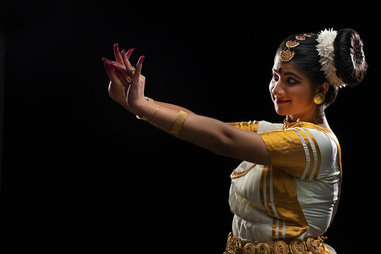 Mohiniattam dancer in Hamsasya mudra 