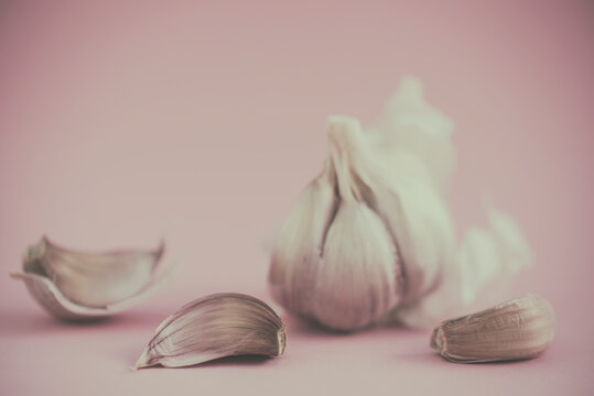 Close-up of a bulb of garlic and garlic cloves on a table