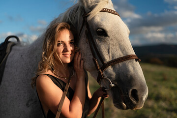 Obraz premium Woman horse sunset bonding portrait in golden light on meadow