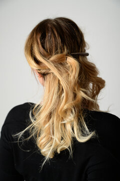 Portr&auml;t einer Frau mit blondem Ombre-Haar von hinten. Elegante Beauty-Aufnahme zu Haarpflege, Frisur, Balayage, Coloration, moderner &Auml;sthetik und professionellem Hair Styling.