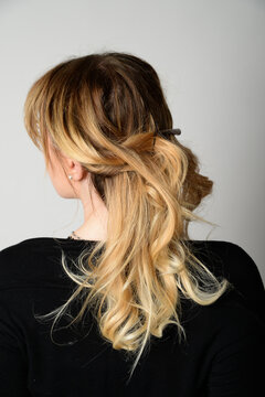 Portr&auml;t einer Frau mit blondem Ombre-Haar von hinten. Elegante Beauty-Aufnahme zu Haarpflege, Frisur, Balayage, Coloration, moderner &Auml;sthetik und professionellem Hair Styling.